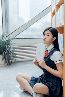 我和闺蜜在公交被八个人挤倒